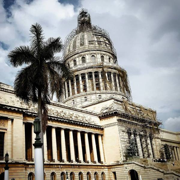 Capitolio Şehrin her yanından kubbesi görülebilen Capitolio, Washington DC deki Capitol ün nerdeyse aynısı. İçine girebilmeniz mümkün fakat restore edildiği için giremedim artık bir sonraki sefere.