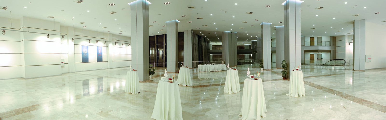 Aynı zamanda Kongre Merkezi İzmir in çok önemli Kongre Merkezi simgelerinden biri durumundadır.