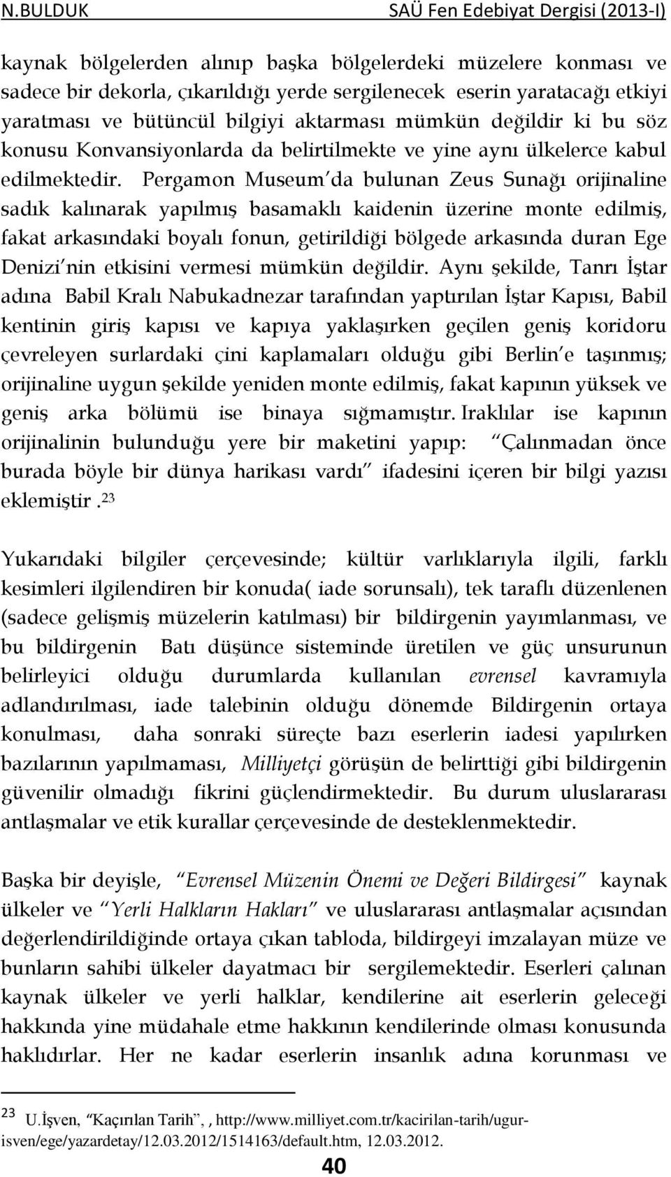 Pergamon Museum da bulunan Zeus Sunağı orijinaline sadık kalınarak yapılmış basamaklı kaidenin üzerine monte edilmiş, fakat arkasındaki boyalı fonun, getirildiği bölgede arkasında duran Ege Denizi