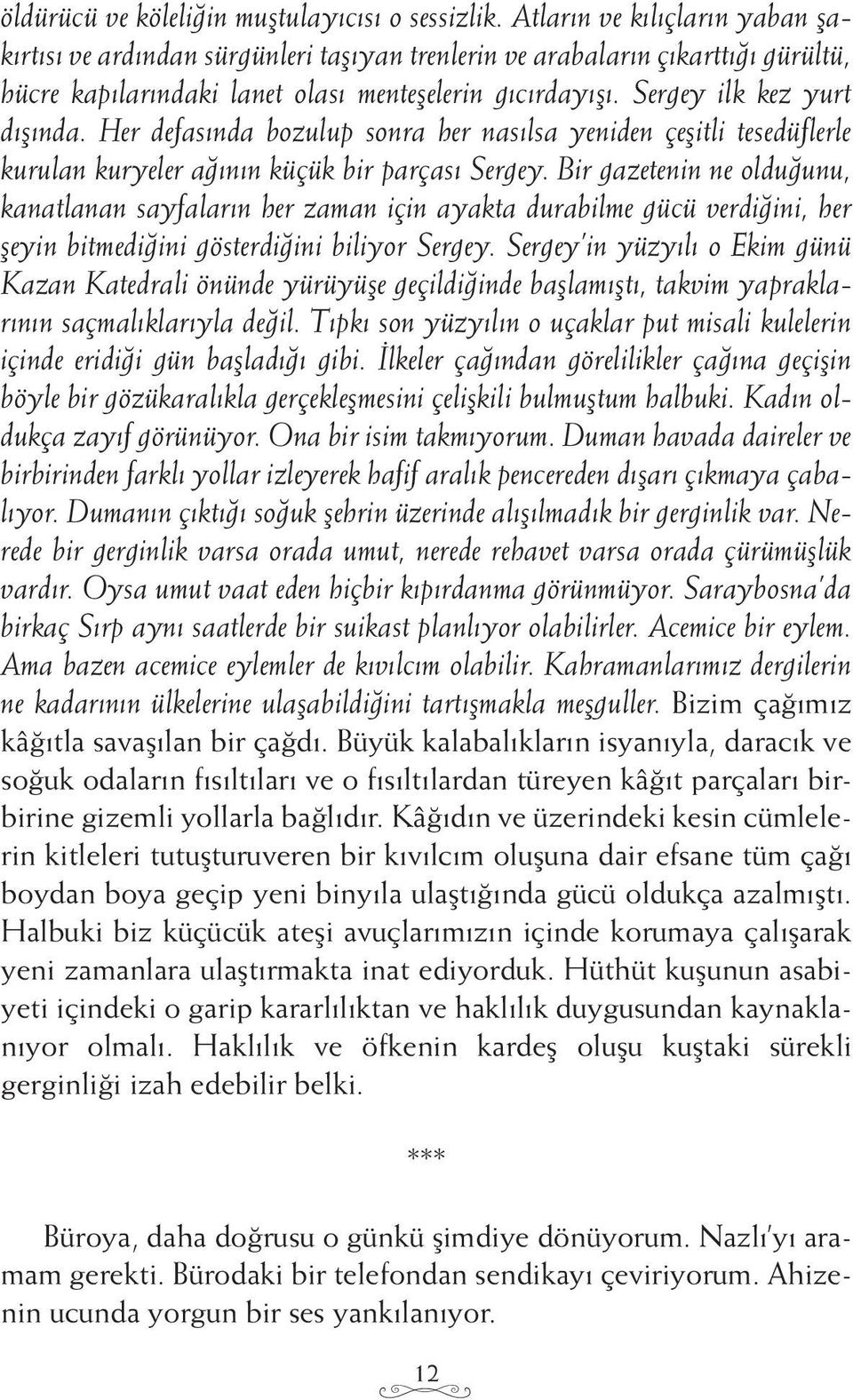 Her defasında bozulup sonra her nasılsa yeniden çeşitli tesedüflerle kurulan kuryeler ağının küçük bir parçası Sergey.