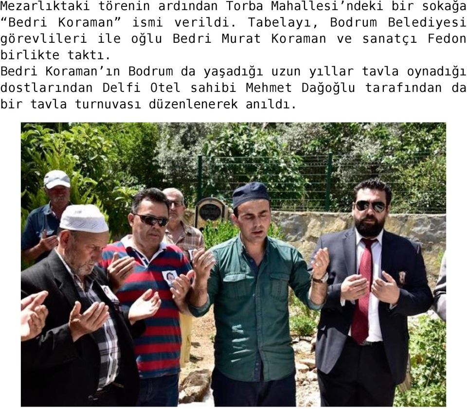 Tabelayı, Bodrum Belediyesi görevlileri ile oğlu Bedri Murat Koraman ve sanatçı Fedon