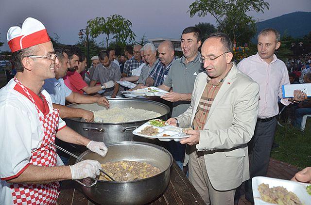 İftar Yemeği; Ramazan ayı boyunca Sosyal Yardım İşleri Müdürlüğü belirlenen farklı noktalarda iftar yemeği ikramı yapmıştır.