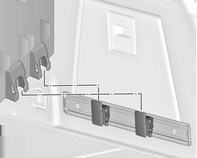 84 Eşya saklama ve bagaj bölümleri Kızaklara kancaların takılması Eşya kutusu Kancayı istenilen pozisyonda kızaklara yerleştirin, bunun için kancayı önce raydaki üst ve sonra da alt yive bastırın.