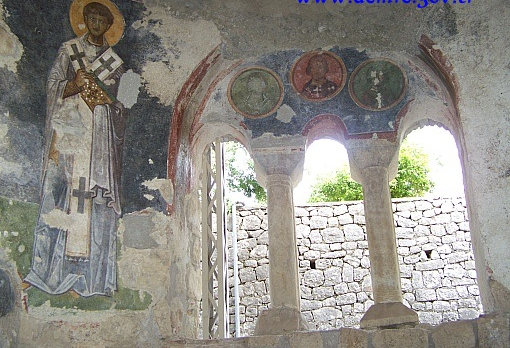 37 Resim 9- Nicholas Mezarı 75 Binanın esas girişi batı yönündedir. Bugün iki sütunu ayakta kalmış bir avludan bir iki basamakla Bizans devrinde ilave edilmiş güney nefine inilir.