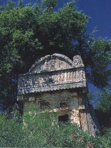 63 Yerleşim alanı olduğu sanılan çevrede yazıtlar ve mezar anıtları da bulunmaktadır. Bu mezarlar daha çok lahit formunda olmasına karşılık Lykia dilinde yazıtlı ve ev tipinde iki kaya mezarı vardır.