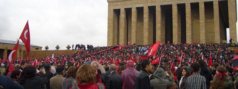 gösterildiği haftadır. 10 Kasım günü Anıtkabir ziyaret edilmekte, başkent Ankara da resmi tören yapılmaktadır. Türkiye'nin genelinde de yas tutulmaktadır.