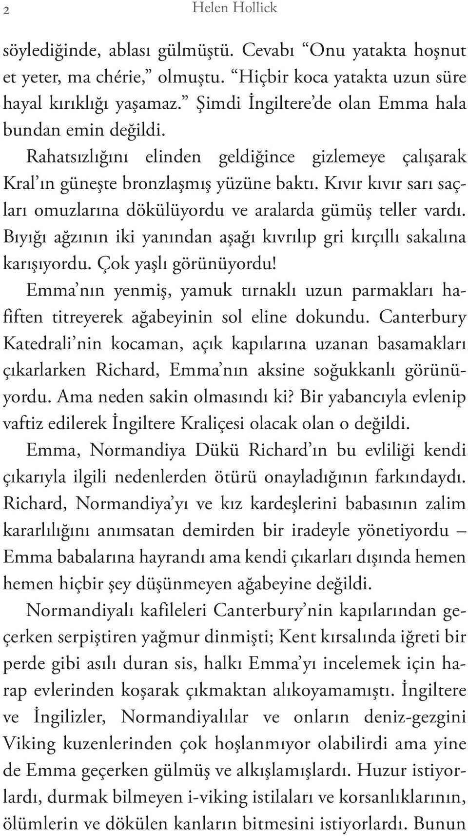 Kıvır kıvır sarı saçları omuzlarına dökülüyordu ve aralarda gümüş teller vardı. Bıyığı ağzının iki yanından aşağı kıvrılıp gri kırçıllı sakalına karışıyordu. Çok yaşlı görünüyordu!