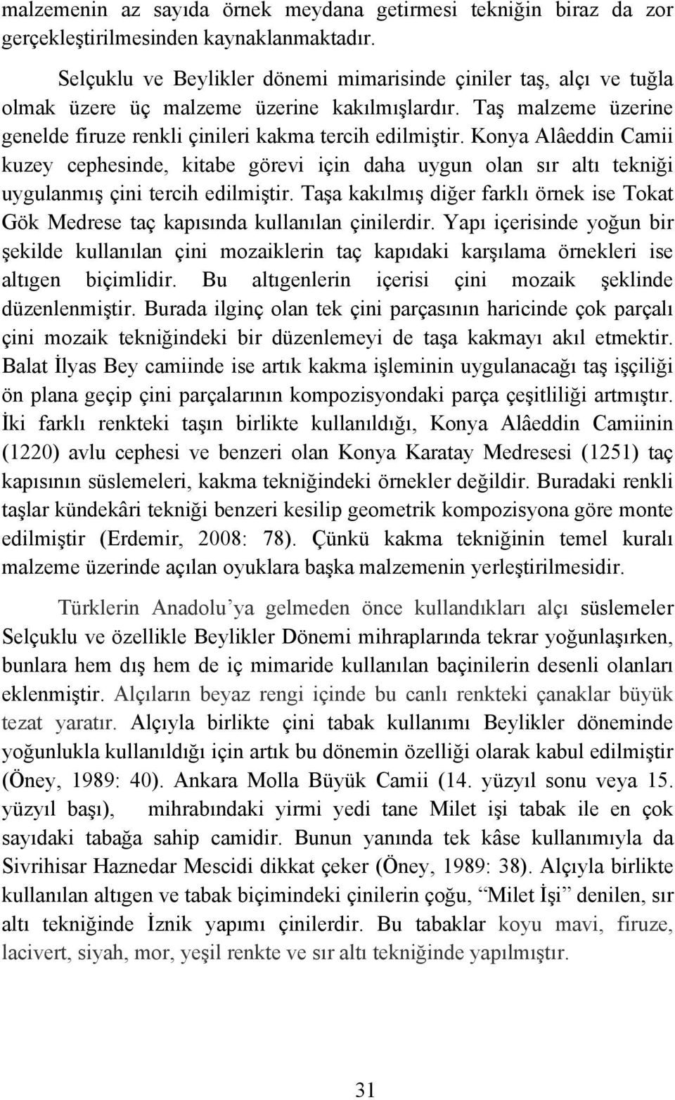 Konya Alâeddin Camii kuzey cephesinde, kitabe görevi için daha uygun olan sır altı tekniği uygulanmış çini tercih edilmiştir.