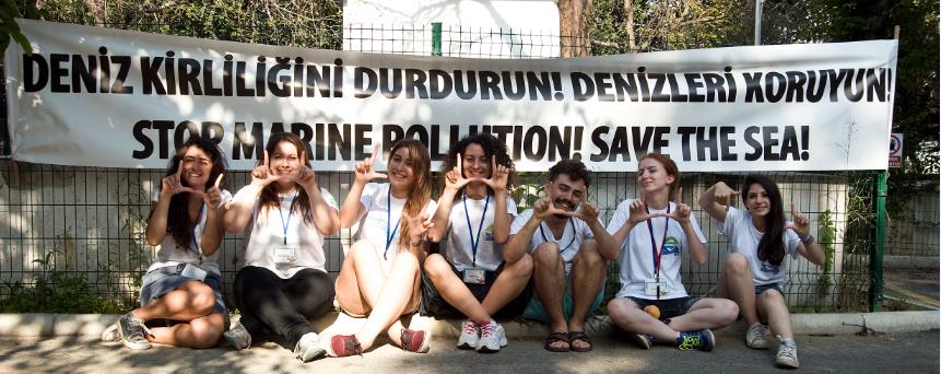 İNSANA YATIRIM YAPIYOR MASMAVİ DENİZ EĞİTİM KAMPI Çevre eğitimlerine yaz aylarında da devam eden TURMEPA, üniversiteli gençleri de kazanarak, onların desteğiyle 2012 yılından itibaren temel ve