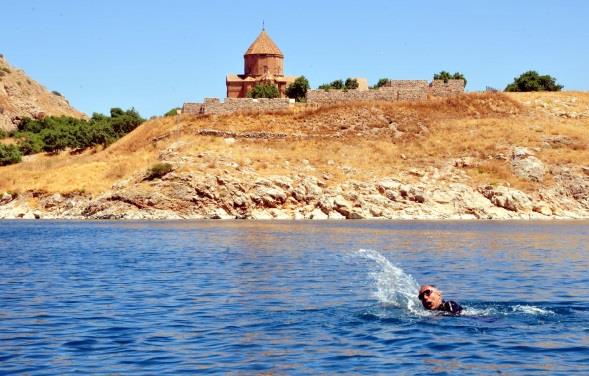 FARKINDALIK YARATIYOR HER KULAÇ DENİZE BİR NEFES Biyolojik çeşitliliğinin giderek azaldığı, kirliliğin tehlikeli boyutlara ulaşmaya başladığı denizlerimize dikkat çekmeyi hedefleyen proje, hem