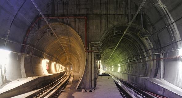 Tüneller & Raylı Sistemler 2-10 dakika arasında sefer yapan tren, maksimum 100 km/saat, ortalama 45 km/saat hızı Demiryolu Boğaz Tüp Geçişi Kesimi Toplam uzunluğu 13.6 km, delme tünel uzunluğu 9.