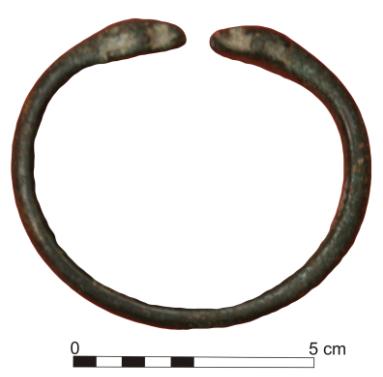 Figür 10: Yılan-ejder başlı bilezik ve çizimi. Figür 10- Bronz, Ahlat Müzesi Env. No. 2783, çap: 7.7 cm. Yuvarlak profilli. Yılan-ejder başlı. Hayvanın başı uç kısımda yassı bir sekilde son bulmaktadır.