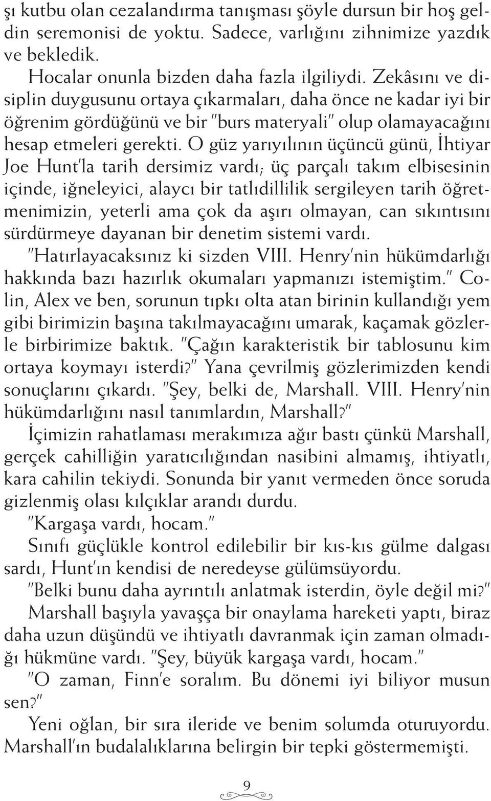 O güz yarıyılının üçüncü günü, İhtiyar Joe Hunt la tarih dersimiz vardı; üç parçalı takım elbisesinin içinde, iğneleyici, alaycı bir tatlıdillilik sergileyen tarih öğretmenimizin, yeterli ama çok da