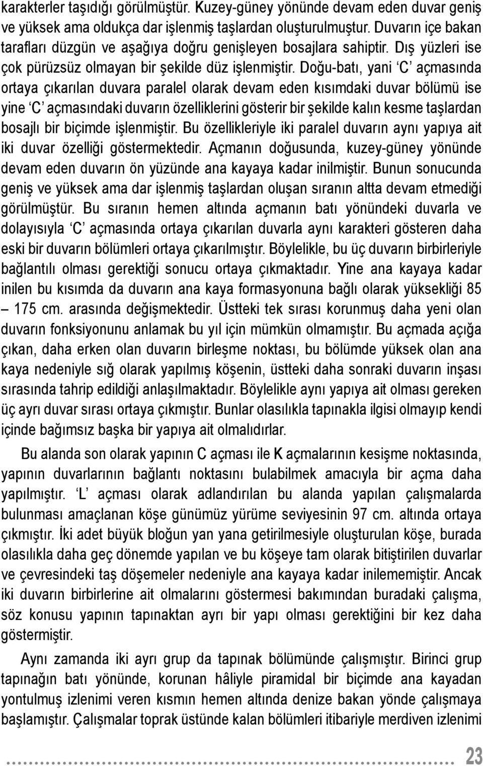 Do u-bat, yani C açmas nda ortaya ç kar lan duvara paralel olarak devam eden k s mdaki duvar bölümü ise yine C açmas ndaki duvar n özelliklerini gösterir bir ekilde kal n kesme ta lardan bosajl bir