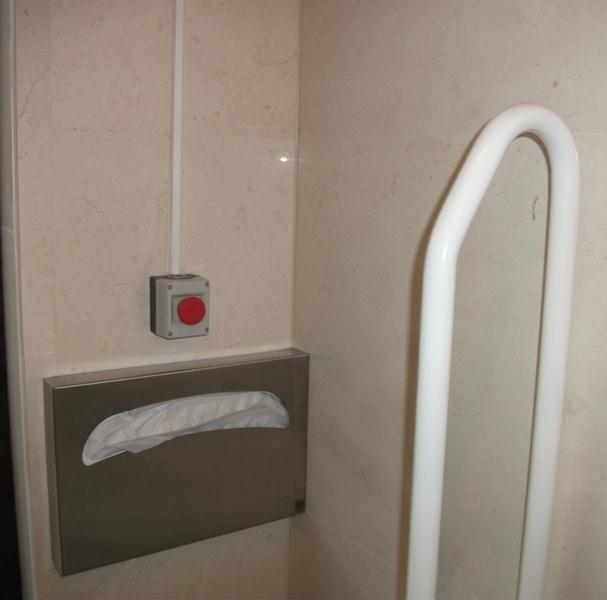 ENGELLİLER İÇİN DAHA FAZLASI Işık kontrol düğmeleri tuvalet kabinlerinin içinde olmalı veya biri girdiğinde ışık otomatik
