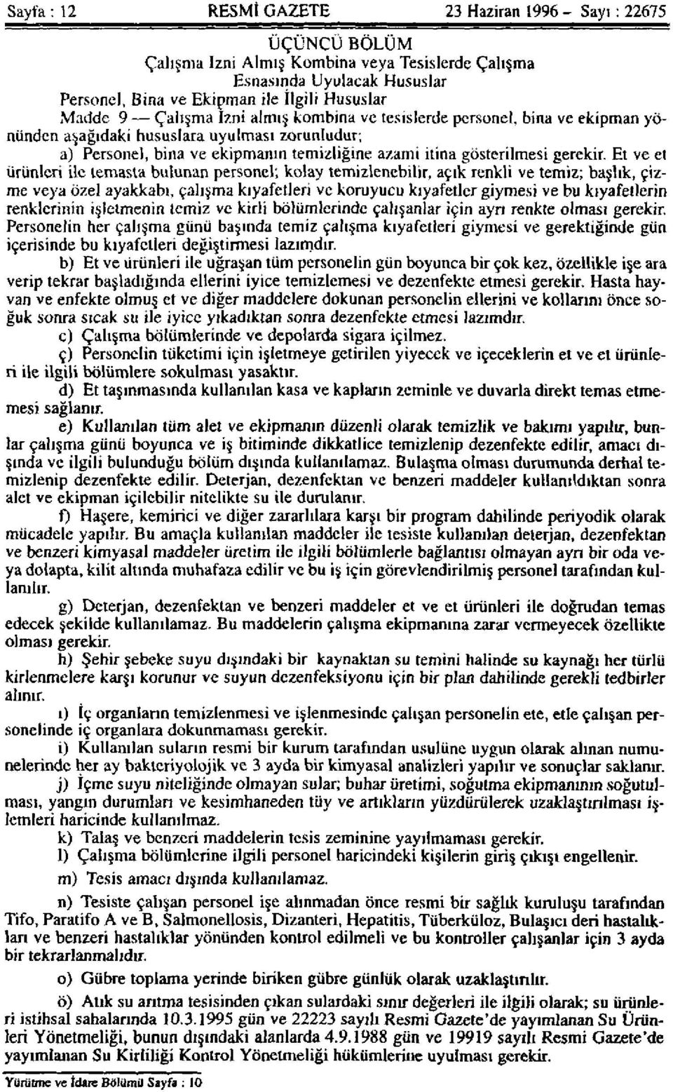 Et ve et ürünleri ile temasla bulunan personel; kolay temizlenebilir, açık renkli ve temiz; başlık, çizme veya özel ayakkabı, çalışma kıyafetleri ve koruyucu kıyafetler giymesi ve bu kıyafetlerin