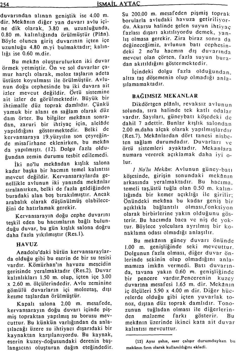 Ön ve sol duvarlar çamur harçlı olarak, moloz taşların adeta üstüste koyulması ile Örülmüştür. Avlunun doğu cephesinde bu iki duvara ait izler mevcut değildir.