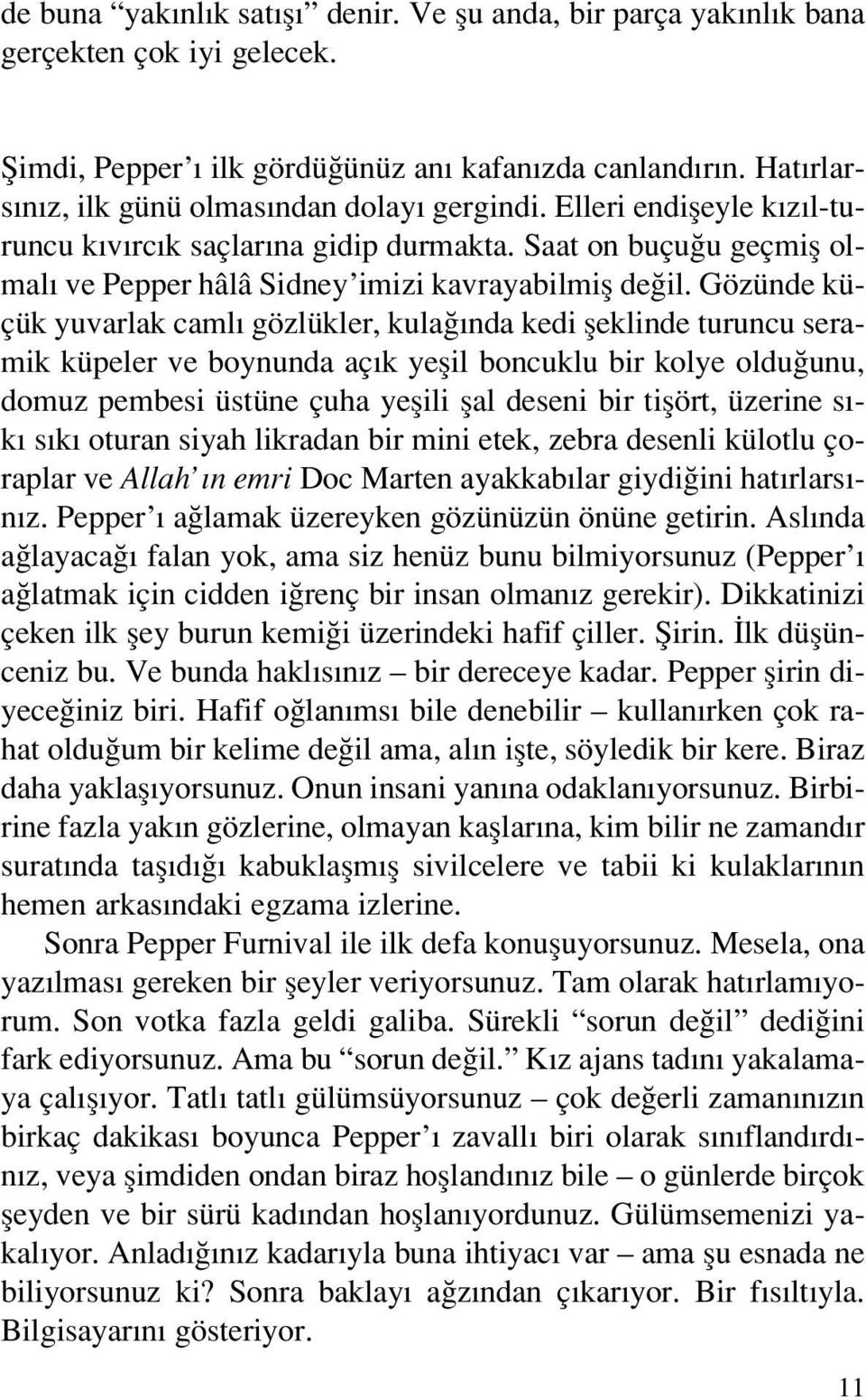 Gözünde küçük yuvarlak caml gözlükler, kula nda kedi fleklinde turuncu seramik küpeler ve boynunda aç k yeflil boncuklu bir kolye oldu unu, domuz pembesi üstüne çuha yeflili flal deseni bir tiflört,