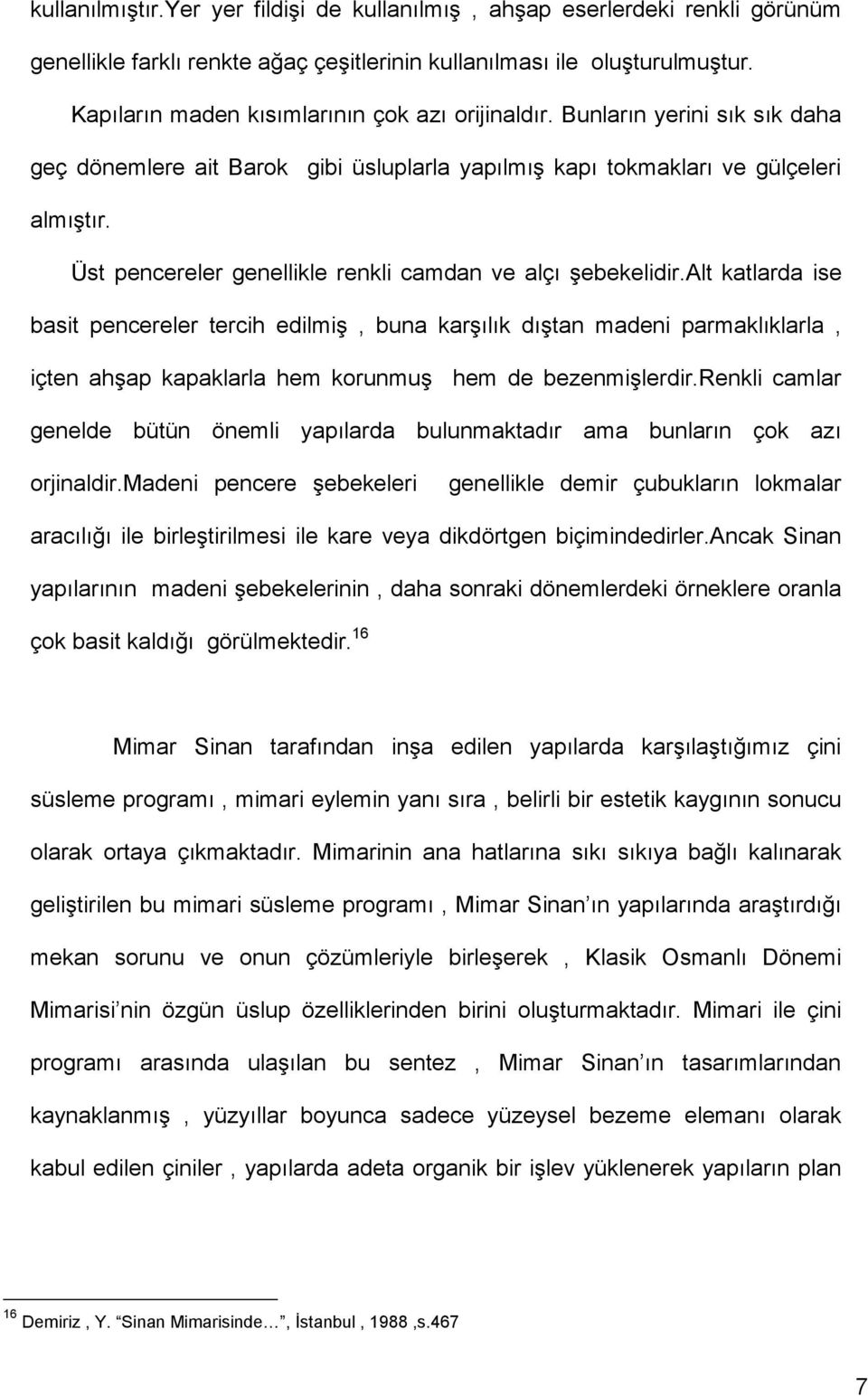 Üst pencereler genellikle renkli camdan ve alçı şebekelidir.