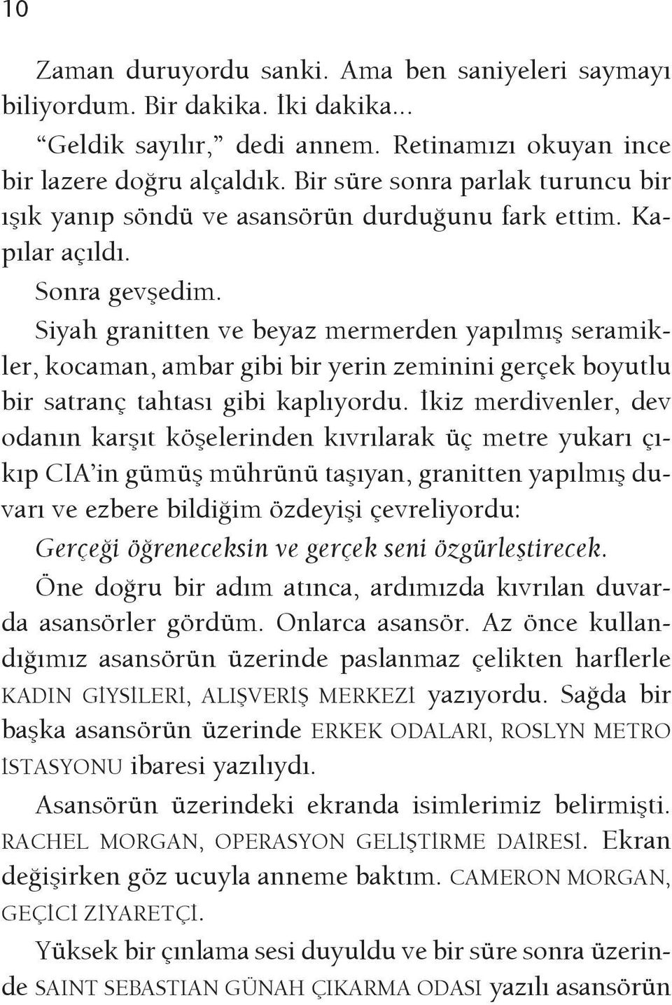 Siyah granitten ve beyaz mermerden yapılmış seramikler, kocaman, ambar gibi bir yerin zeminini gerçek boyutlu bir satranç tahtası gibi kaplıyordu.