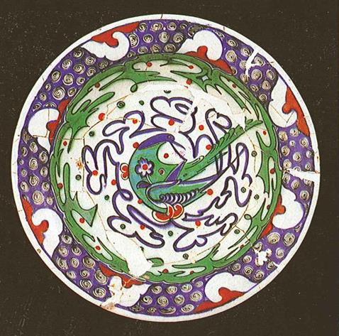 Osmanlı Kültürü nde Yemek Kapları: İznik Çok Renkli Seramik Örnekleri Örnek No: 3 Eserin Adı: Tabak Bulunduğu Yer: Çinili Köşk Müzesi Eserin Yapıldığı Madde: Sert beyaz hamur Eserin Devri: Yaklaşık