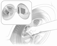 Araç bakımı 171 Lastik tanımları Örneğin 185/65 R 15 88 T 185 = Lastik genişliği, mm 65 = Enine kesit oranı (yüzdesel olarak lastik yüksekliğinin lastik genişliğine olan oranı) R = Lastik kemeri yapı