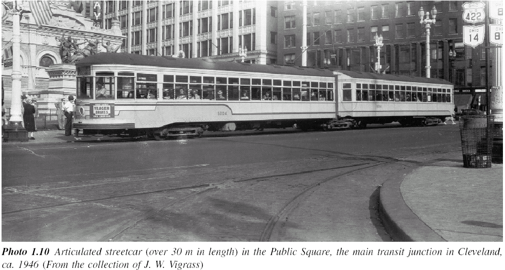 Articulated streetcar (over 30 m in length) in the Public Square, the main