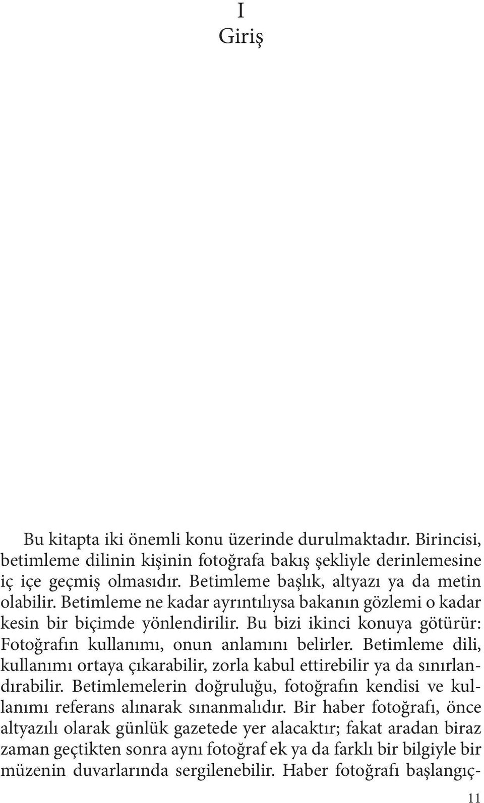 Bu bizi ikinci konuya götürür: Fotoğrafın kullanımı, onun anlamını belirler. Betimleme dili, kullanımı ortaya çıkarabilir, zorla kabul ettirebilir ya da sınırlandırabilir.