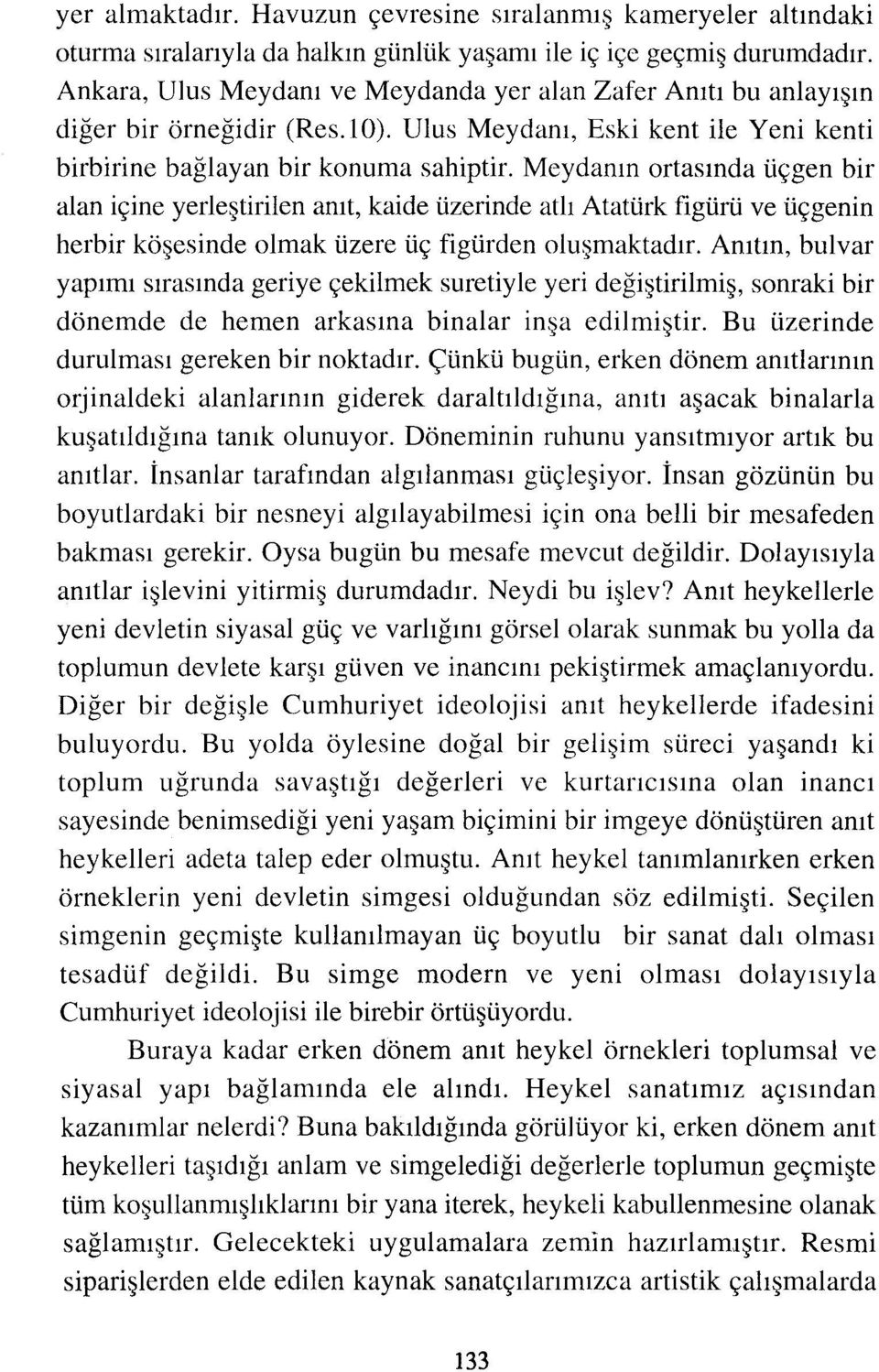 Meydanın ortasında üçgen bir alan içine yerleştirilen anıt, kaide üzerinde atlı Atatürk figürü ve üçgenin herbir köşesinde olmak üzere üç figürden oluşmaktadır.