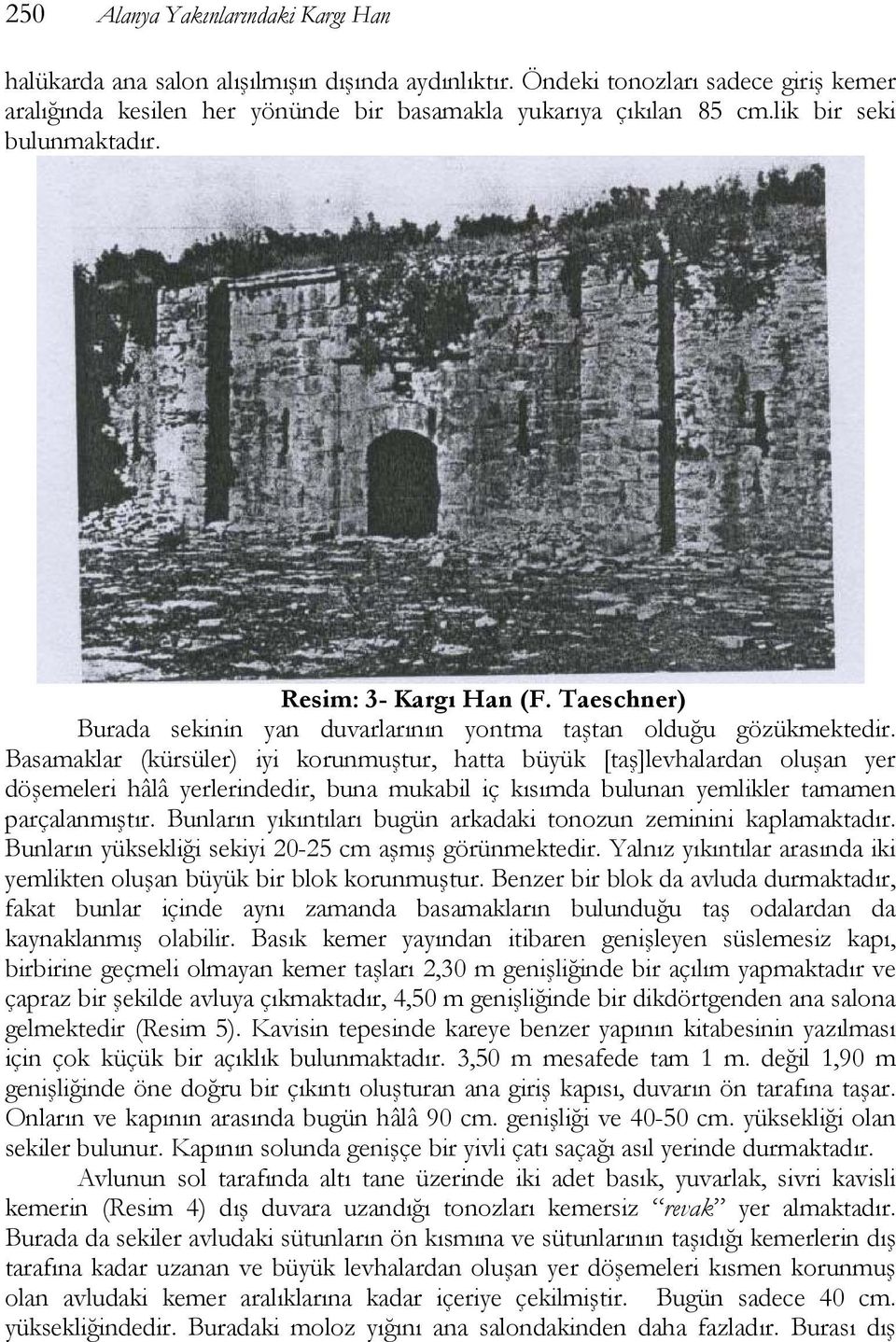 Basamaklar (kürsüler) iyi korunmuştur, hatta büyük [taş]levhalardan oluşan yer döşemeleri hâlâ yerlerindedir, buna mukabil iç kısımda bulunan yemlikler tamamen parçalanmıştır.