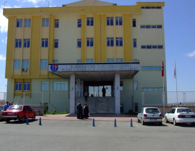 Gün Hastanesi Gaziantep Üniversitesi Şahinbey Araştırma ve Uygulama Hastanesi bünyesinde bulunan Gün Hastanesi; günübirlik tedavi edilebilecek hastaların daha hızlı ve seri bir şekilde işlemlerinin