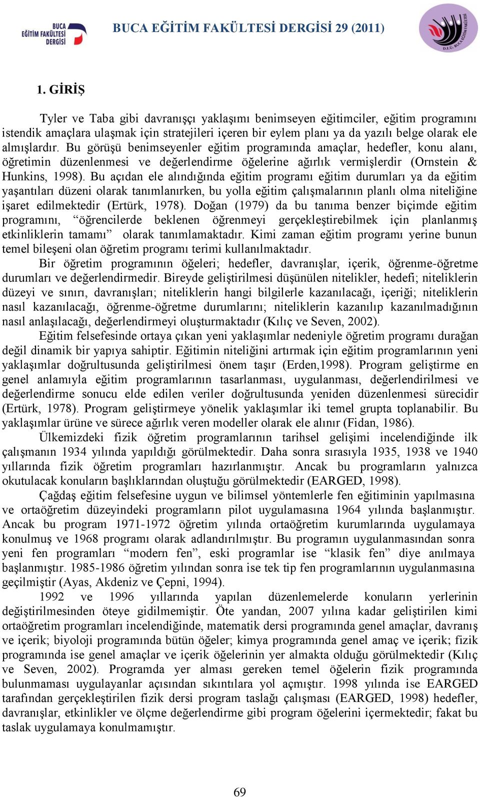 Bu açıdan ele alındığında eğitim programı eğitim durumları ya da eğitim yaģantıları düzeni olarak tanımlanırken, bu yolla eğitim çalıģmalarının planlı olma niteliğine iģaret edilmektedir (Ertürk,