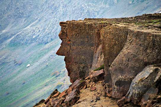 Nemrut kalderasının kuzeyinde bulunan buhar bacası ilginç bir oluşum. Buradan sıcak su buharı ve karbondioksit gazı çıkıyor.