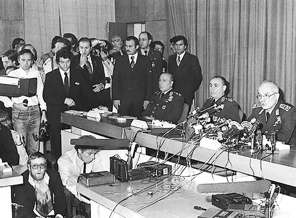 Kenan Evren in 12 Eylül 1980 Tarihli Televizyon Konuşma Metni Yüce Türk Milleti, 30 Ağustos Zafer Bayramı dolayısıyla sizlere radyo ve televizyondan hitap etmek imkanını bulmuş ve ayrılan kısıtlı