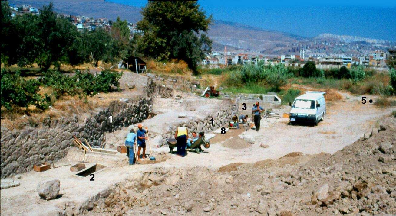 144 Foto 1- Bayraklı höyüğüne kuzeydeki Bayraklı sırtlarından bakış: İzmir Körfezi (1); Kadifekale (Pagos Dağı) (2); 4, 6 ve 7 sondaj noktaları.