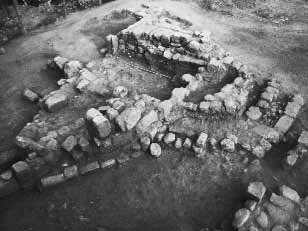 KAZI RAPORLARI Res. 3 Zirve açmalarının kuzeybatısındaki mimari kalıntılar Fig. 3 Architectural remains to the northwest of the trenches on the peak Res.