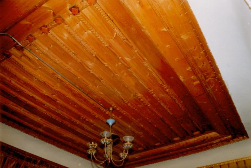 Çıtakari tavan tekniğinin farklı iki örneği de Eryaşarlar Konağı nın başodası (Resim 3) ve günlük odasıdır (Resim 4).