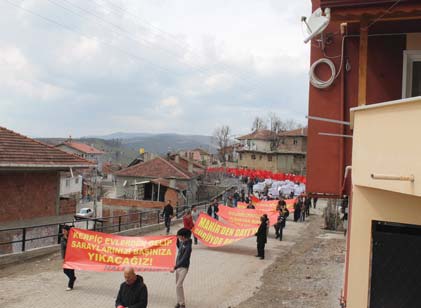 sonra otobüslere binilerek Kızıldere köyüne doğru yola çıkıldı. Kızıldere köyü girişinde jandarma aramasında 8 Halk Cepheli gözaltına alındı.