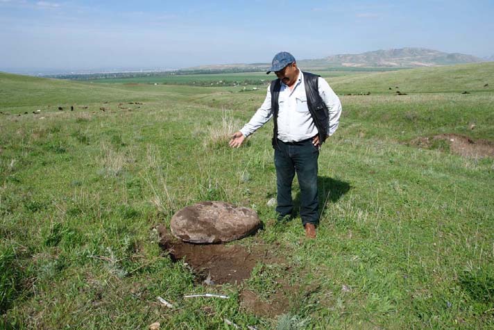 162 Modern Türklük Araştırmaları Dergisi Cilt 8. Sayı 2. Haziran 2011 Resim 3: Baygeldi III ün topraktan çıkartılması esnasındaki durumu, Kubat Tabaldiyev.