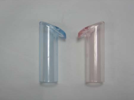 Resim 3: Akustik rinometride kullanılan burun adaptörleri. Sa burun deli i için kırmızı, sol burun deli i için mavi renkte tasarlanmı tır.