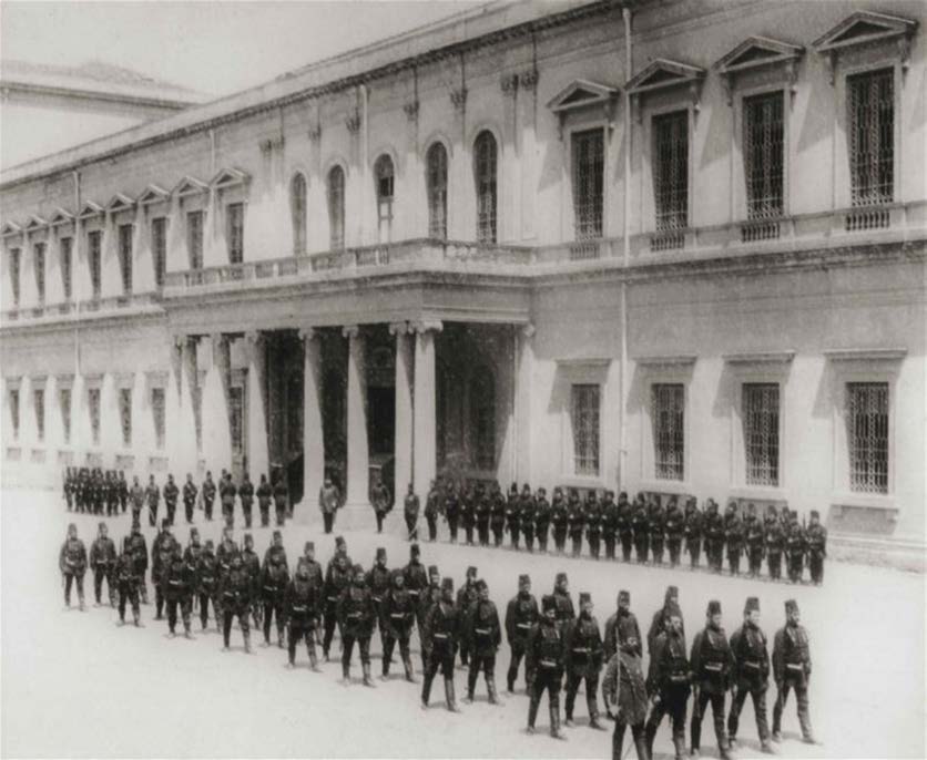 İlk Batılı Askeri Eğitim Kurumları Mühendishane-i Bahr-i Hümayun 1776 Mühendishane-i Berr-i Hümayun 1795 Tıphane-i Amire