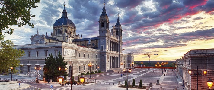İlhamını Madrid ten alan: Inside Dünyaca ünlü İspanyol mermeri Emprador un dokusu ile tasarlanan yoğun damarlı yapısı ve doğal renkleri mekanlarda ihtişamlı bir atmosfer yaratıyor.