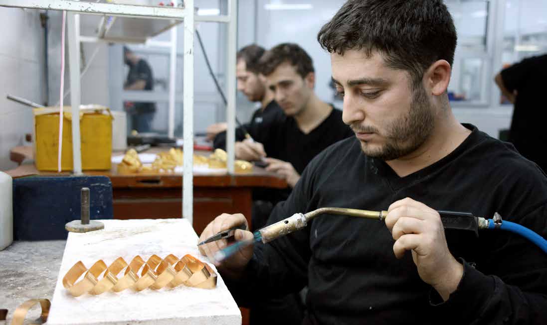 SAĞLIK ve İŞ GÜVENLİĞİ Gerek işe girişlerde gerek işe girdikten sonra yapılması gereken sağlık kontrollerine asgari mevcut yasalarda belirtilen uygulamalara riayet edilmekte olup çalışanlarımızın