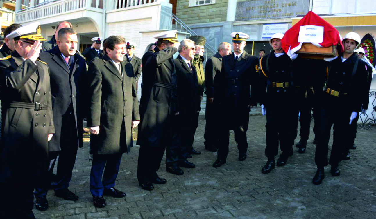 Lapeki ilçeine bağlı Umurbey Beldeinde Gazi Hüdavendigar Camii'nde öğle namazını müteakip kılınan cenaze namazı onraı akeri törenle belde mezarlığına defnedilen Onay'ın cenazeine, Çanakkale Valii