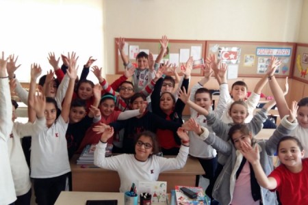 TAM EĞİTİM ÖĞRENCİLERİMİZ GELDİ BURSLU BİR ARAYA Tam Eğitim Bursu, Türkiye genelinde yapılan merkezi sınav ve sonrasında gerçekleştirilen mülakatlarla (ev ziyaretleri) öğrencilerin seçildiği,