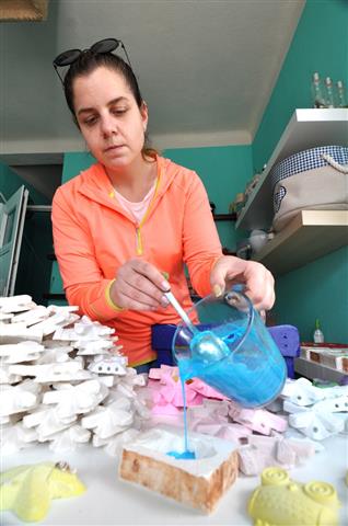 taşları da taş tozu kullanarak yine aynı şekilde birbirinden canlı renklerle kalıplara döküyorlar.