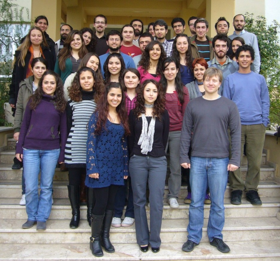 Şekil 1: MBG305 - Bioinformatik dersi, grup fotoğrafı, Ocak 2010. Hesaplamalı Biyoloji dersimi alan grup ise Moleküler Biyoloji ve Genetik Bölümü lisans 4.