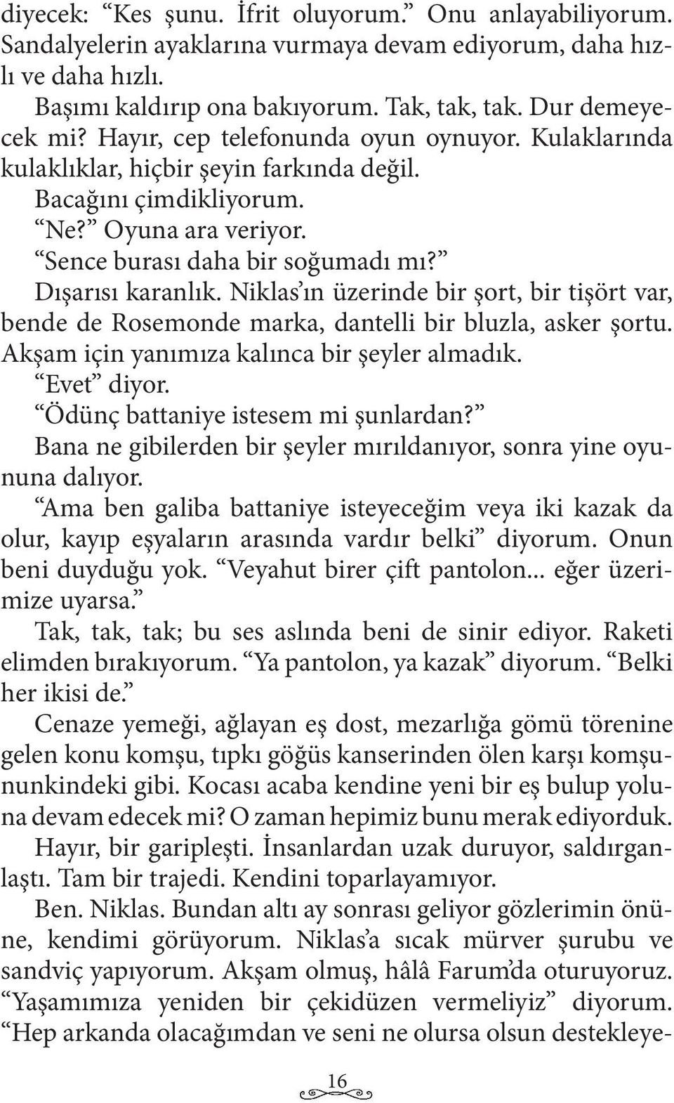 Niklas ın üzerinde bir şort, bir tişört var, bende de Rosemonde marka, dantelli bir bluzla, asker şortu. Akşam için yanımıza kalınca bir şeyler almadık. Evet diyor.