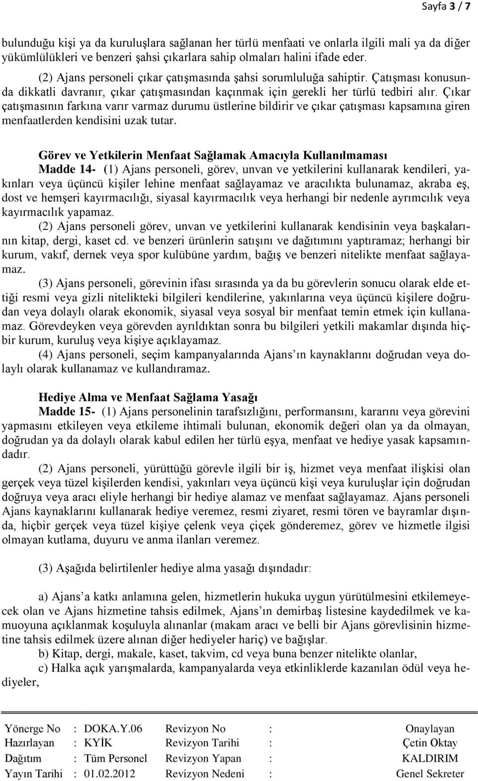 Çıkar çatışmasının farkına varır varmaz durumu üstlerine bildirir ve çıkar çatışması kapsamına giren menfaatlerden kendisini uzak tutar.