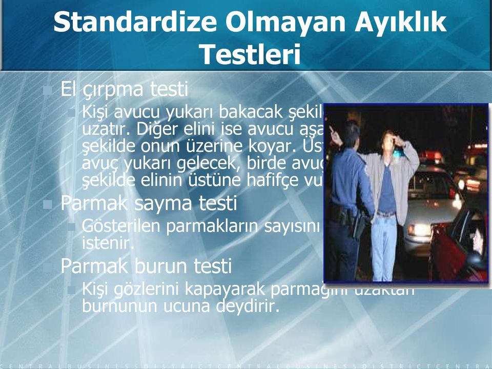 Üstteki elini bir avuç yukarı gelecek, birde avuç aşağı gelecek şekilde elinin üstüne hafifçe vurur.